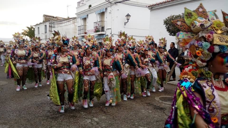 Comparsa 'Donde vamos la liamos', desfilando en Olivenza. 
