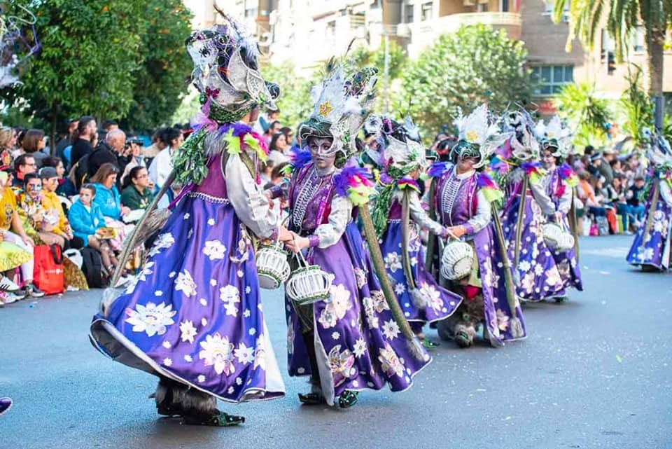 Comparsa 'Tarakanova' de Olivenza, desfilando en Badajoz. 