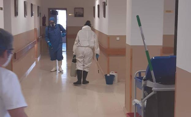 Desinfección de los centros residenciales de Olivenza, este miércoles. 