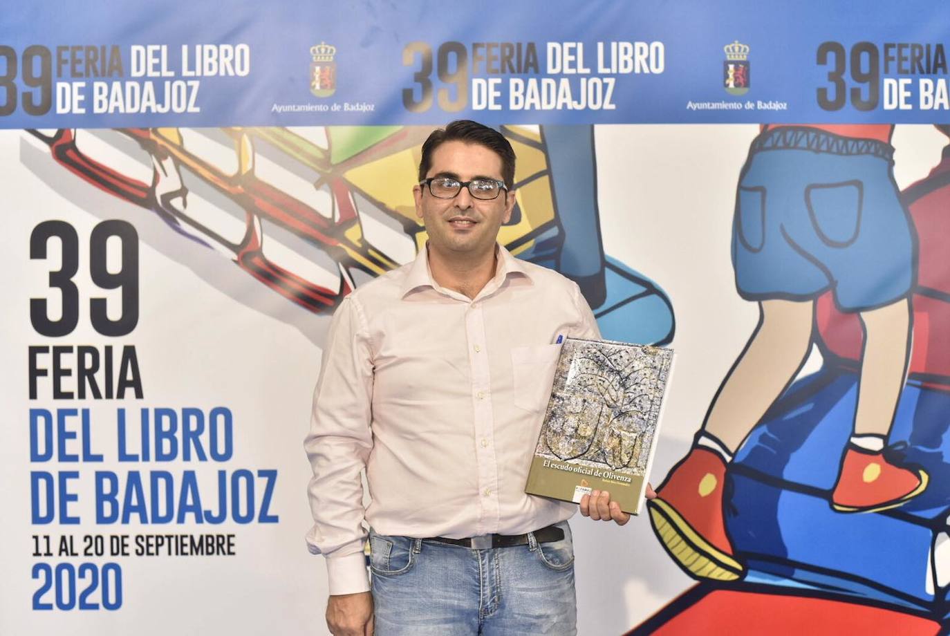 Rubén Báez presenta en la XXXIX Feria del Libro de Badajoz su obra 'El escudo de Olivenza'