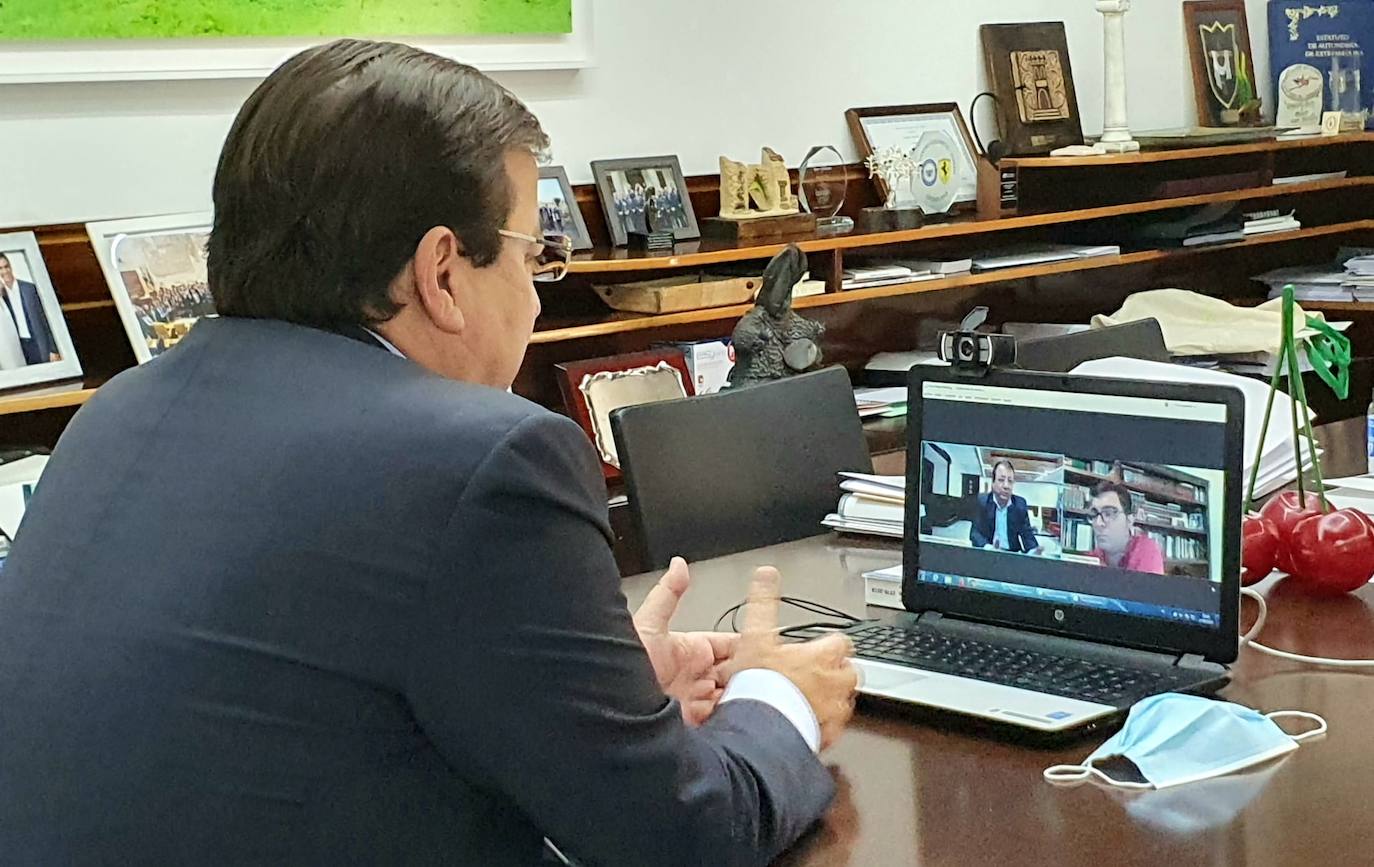 La entrevista a Fernández Vara se realizó por videoconferancia por causa del Covid-19. 