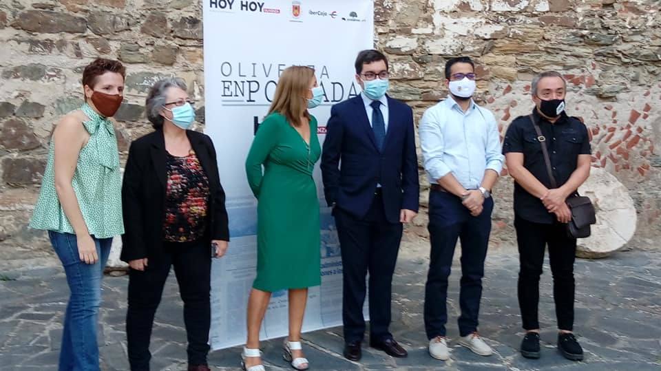 En el centro, la directora, Manuela Martín, junto al alcalde y algunos de los últimos corresponsales que ha tenido el diario HOY en Olivenza. 