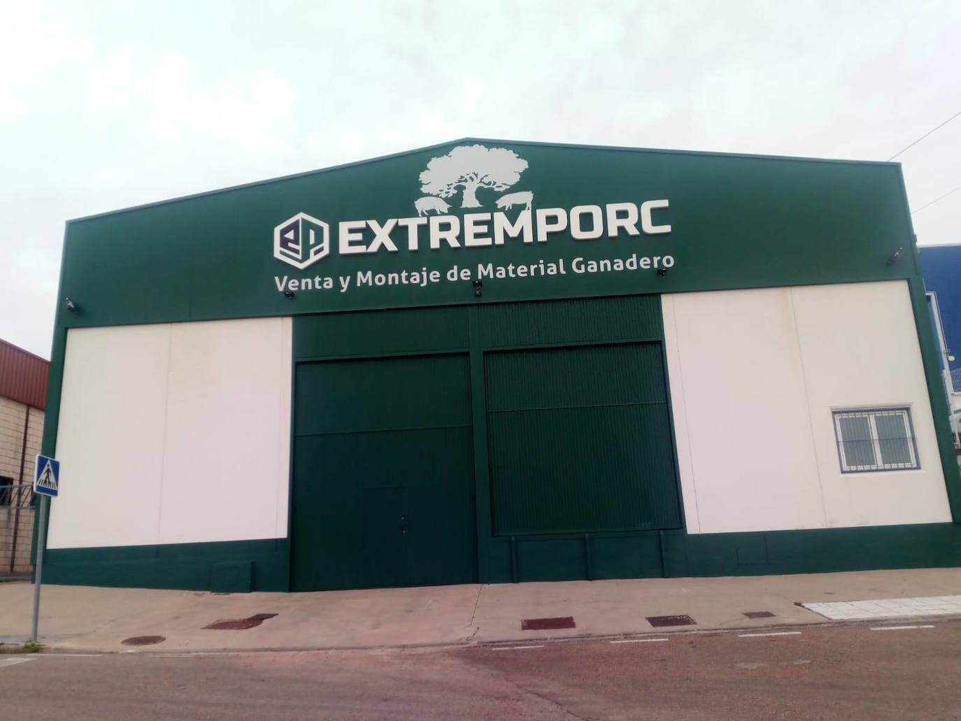 Nueva nave de reciente apertura en el polígono industrial de Ramapallas de Olivenza. 