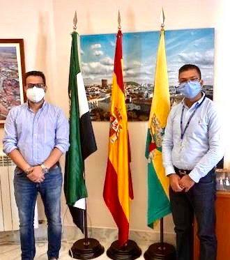 El alcalde de Olivenza, junto al director comercial de Concentrix. 