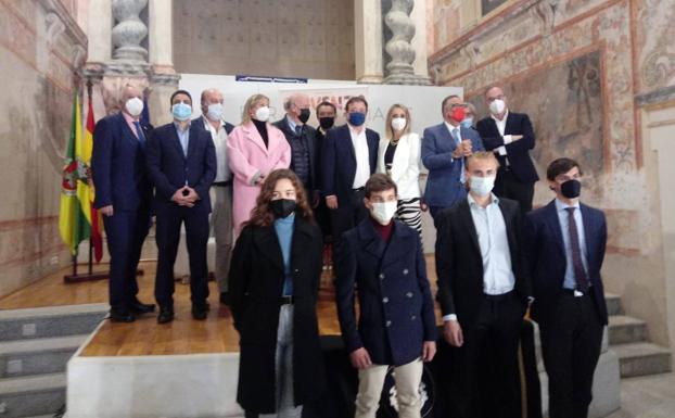 Imagen principal - Arriba, autoridades civiles y personalidades del mundo taurino, durante la presentación. Abajo, intervención de Guillermo Fernández Vara y tertulia de Vicente del Bosque. 