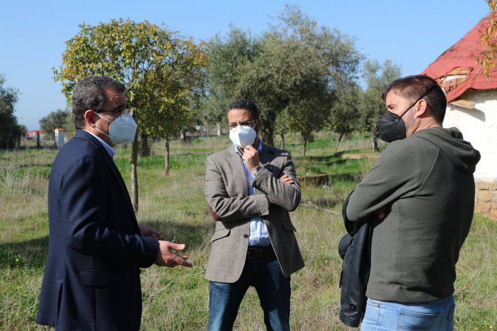 El alcalde (en el centro), junto a los responsables de la Diputación de Badajoz, durante la reciente visita a las instalaciones del camping de Olivenza. 