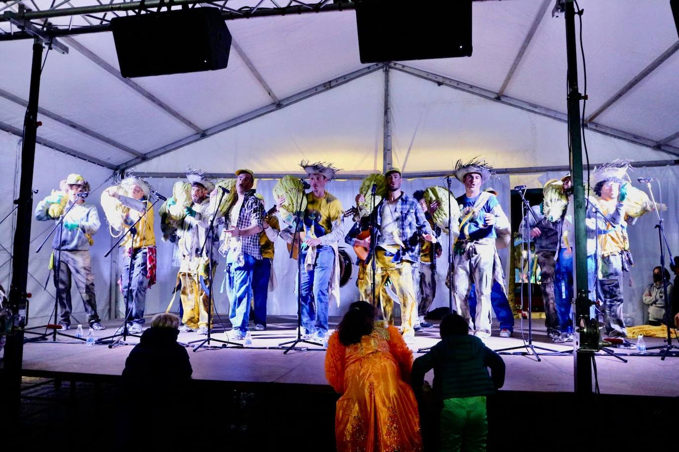 'Los Camballotas', 'Los 3W', 'Los Mirinda' y 'Los Chungos' dieron la chispa de la noche en el primer día del Carnaval de Olivenza 2022. 