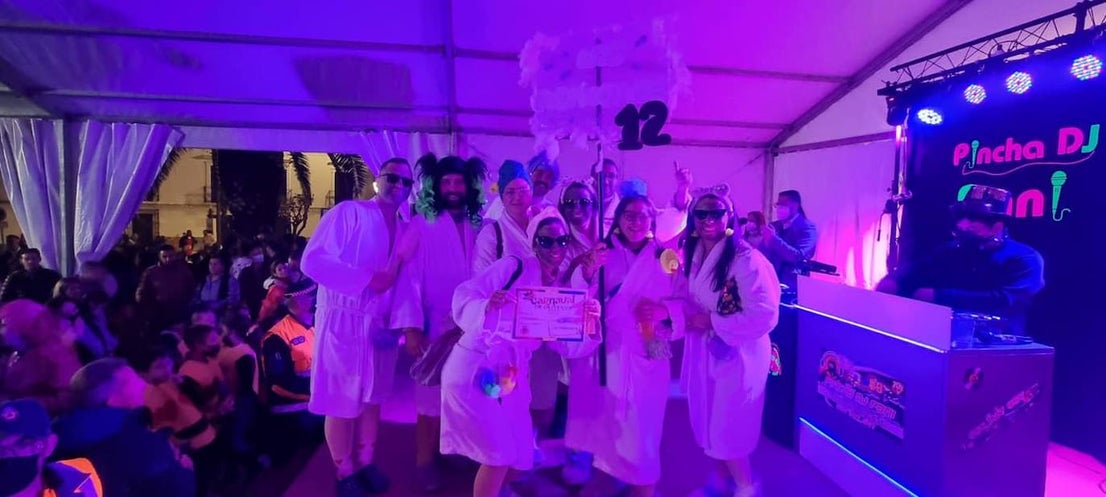 El desfile de adultos del segundo día fue multitudinario, tanto en participantes como en público. 