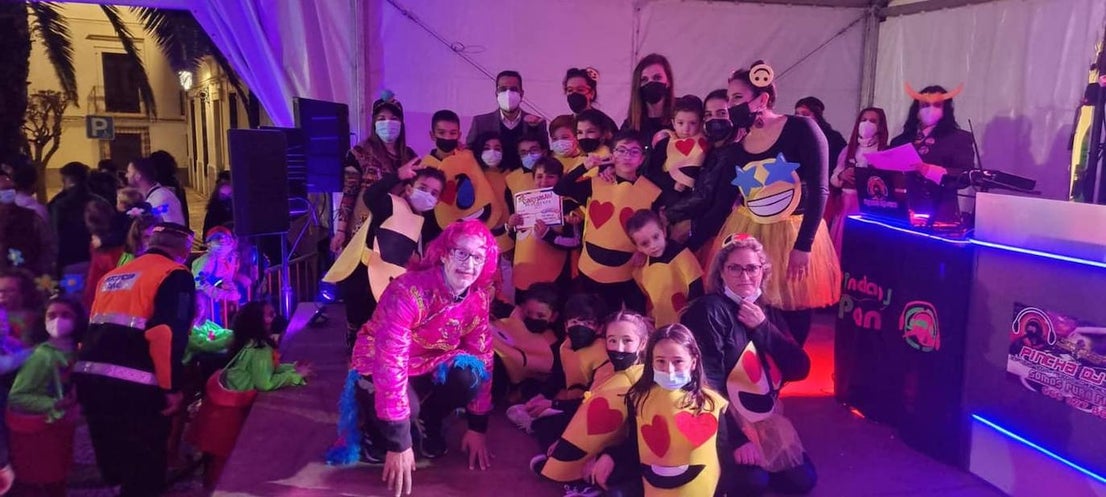 El desfile de adultos del segundo día fue multitudinario, tanto en participantes como en público. 