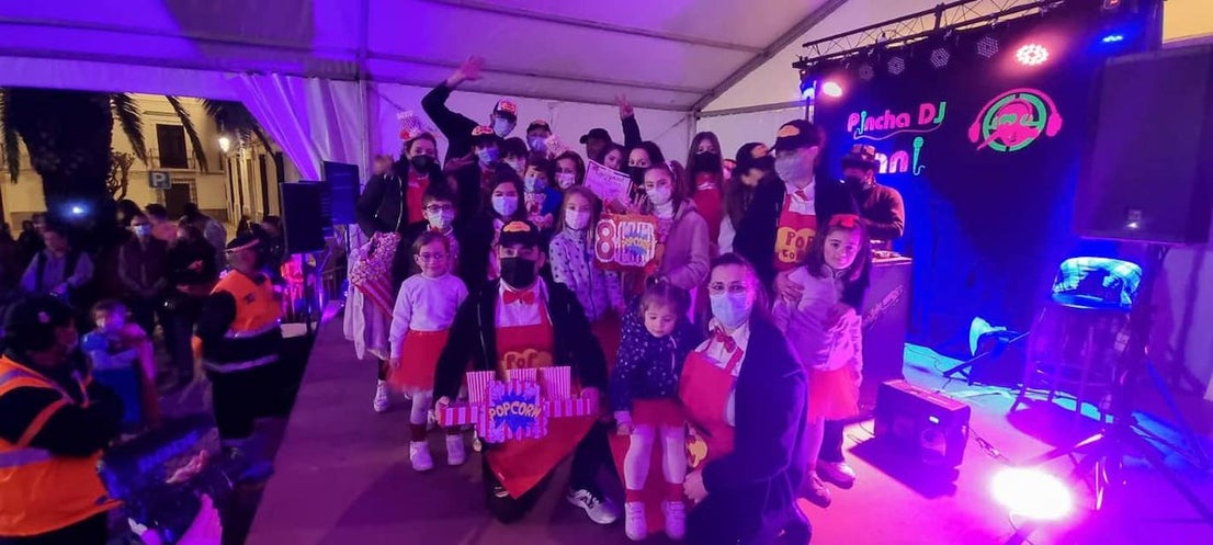 El desfile de adultos del segundo día fue multitudinario, tanto en participantes como en público. 