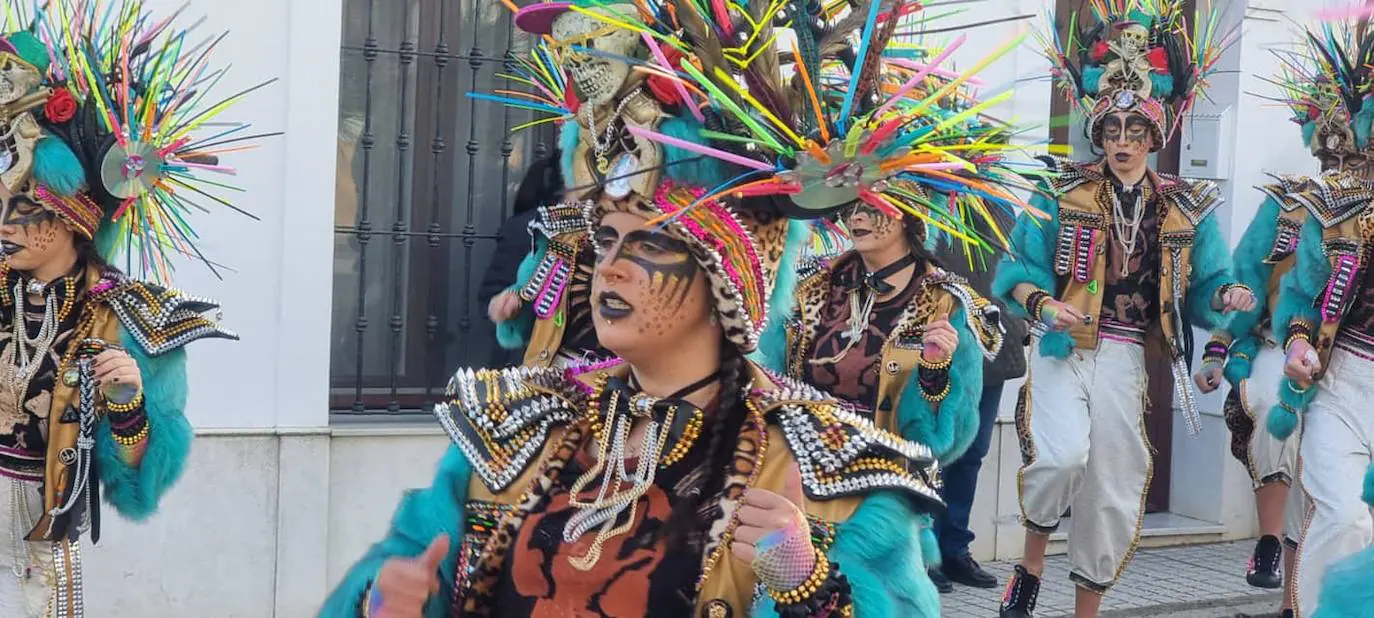 El desfile de adultos del segundo día fue multitudinario, tanto en participantes como en público. 