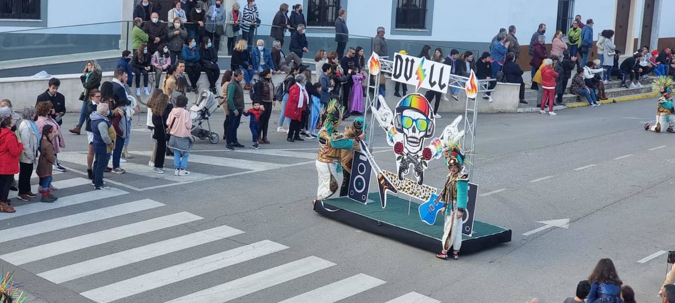 El desfile de adultos del segundo día fue multitudinario, tanto en participantes como en público. 