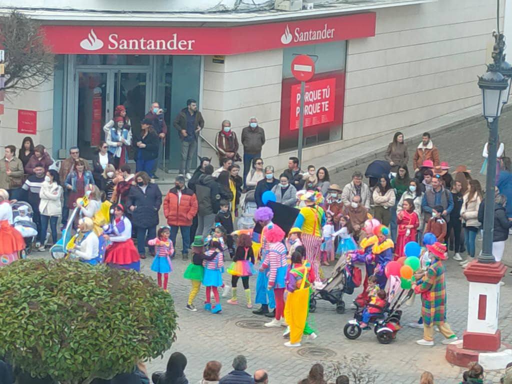 El desfile de adultos del segundo día fue multitudinario, tanto en participantes como en público. 