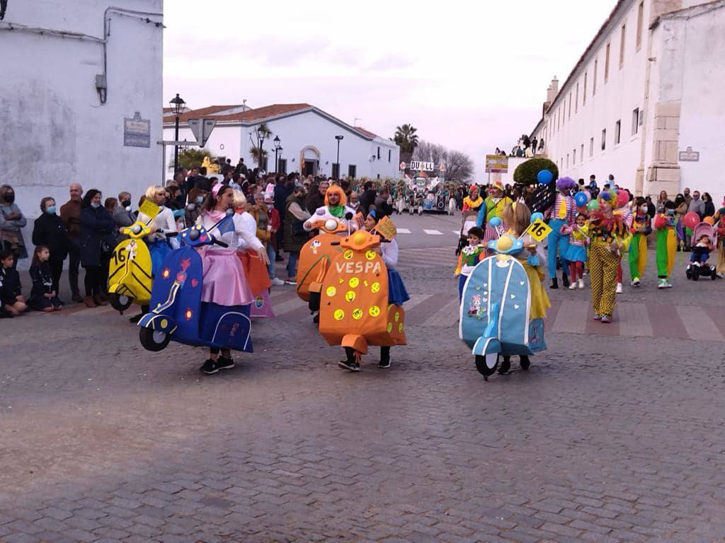 El desfile de adultos del segundo día fue multitudinario, tanto en participantes como en público. 