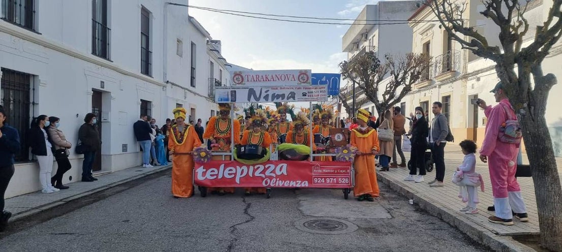 El desfile de adultos del segundo día fue multitudinario, tanto en participantes como en público. 