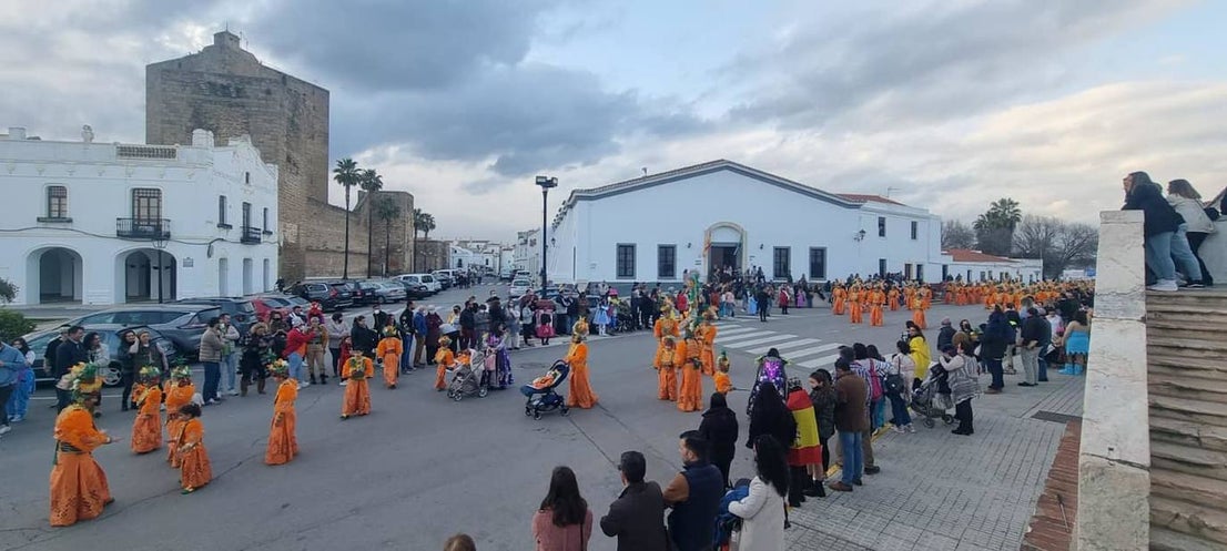 El desfile de adultos del segundo día fue multitudinario, tanto en participantes como en público. 