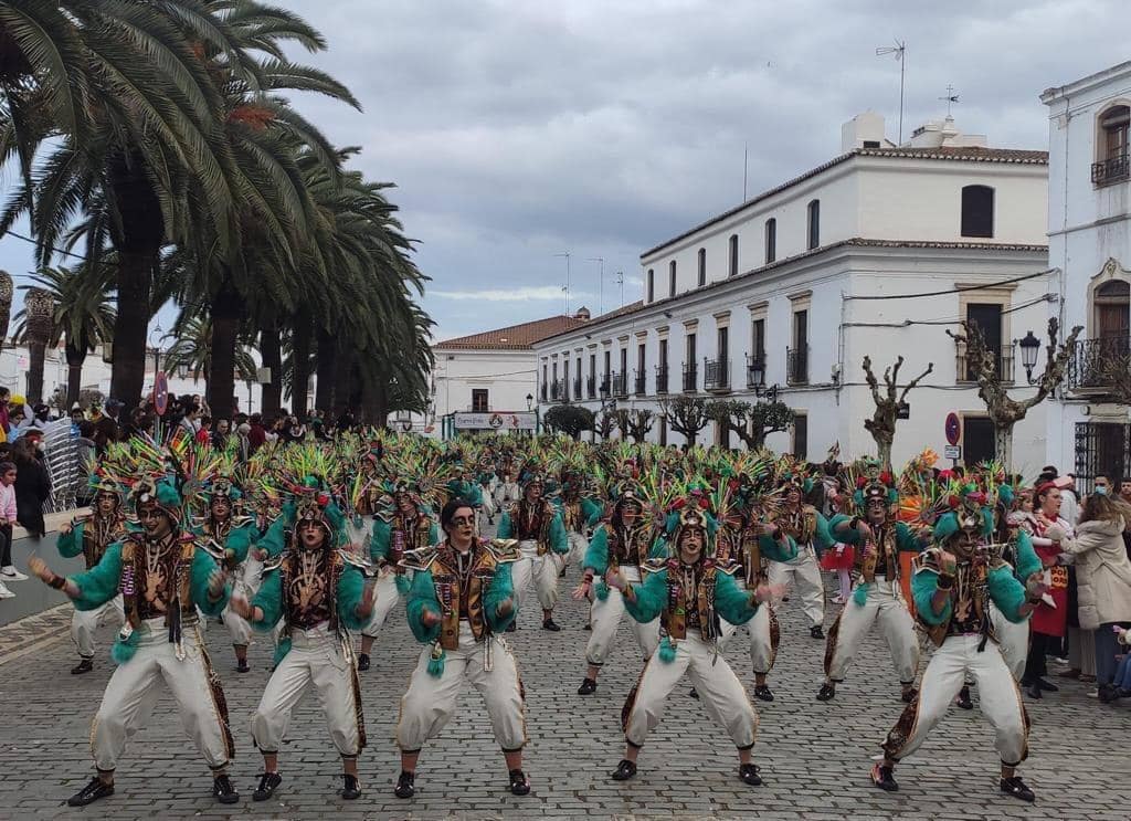 El desfile de adultos del segundo día fue multitudinario, tanto en participantes como en público. 