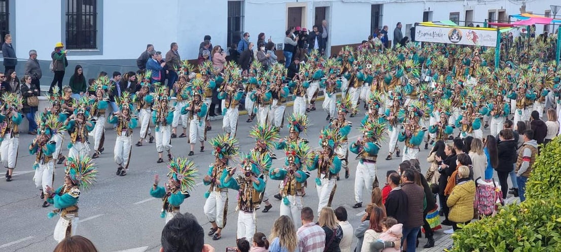 El desfile de adultos del segundo día fue multitudinario, tanto en participantes como en público. 