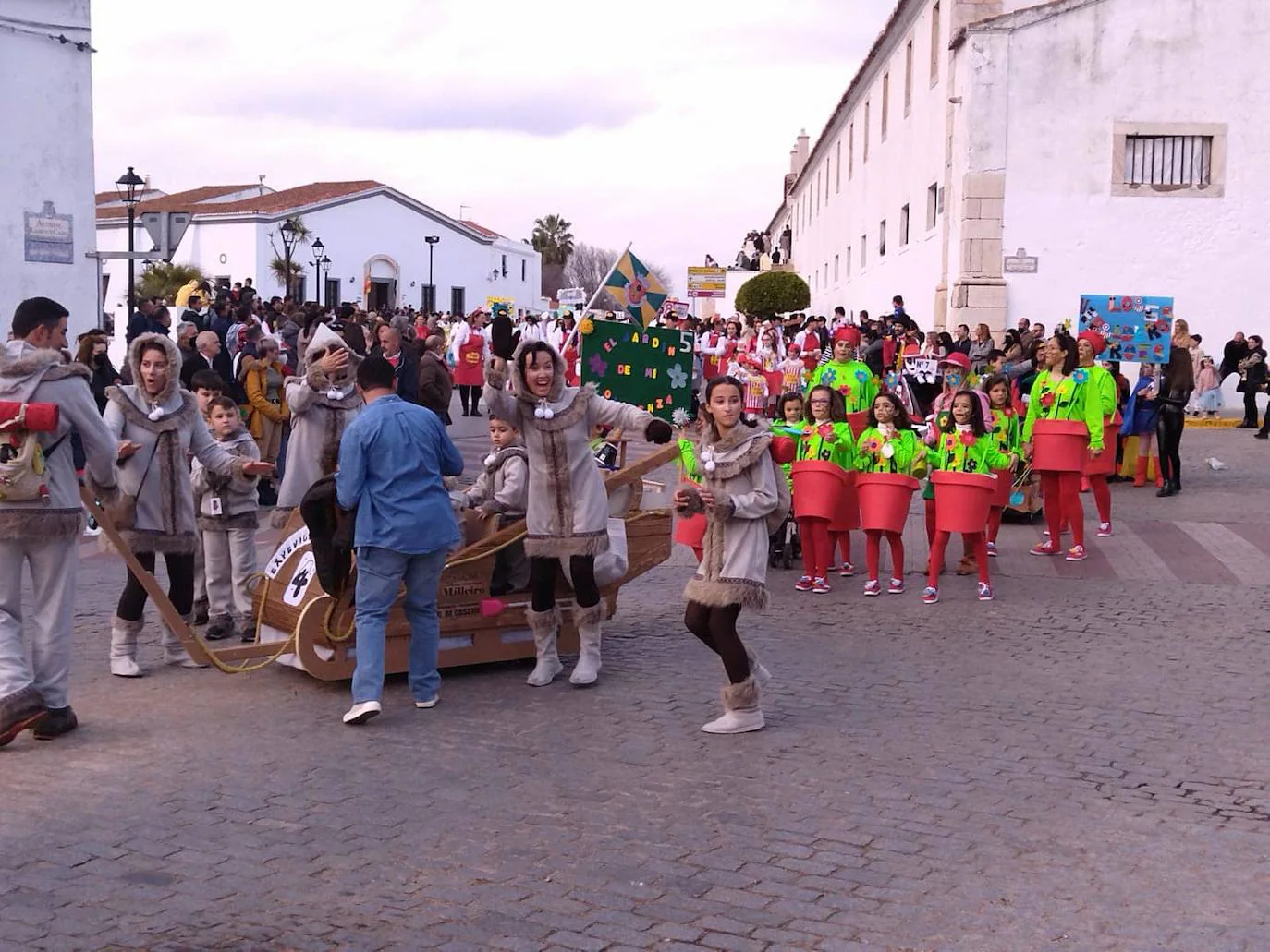 El desfile de adultos del segundo día fue multitudinario, tanto en participantes como en público. 