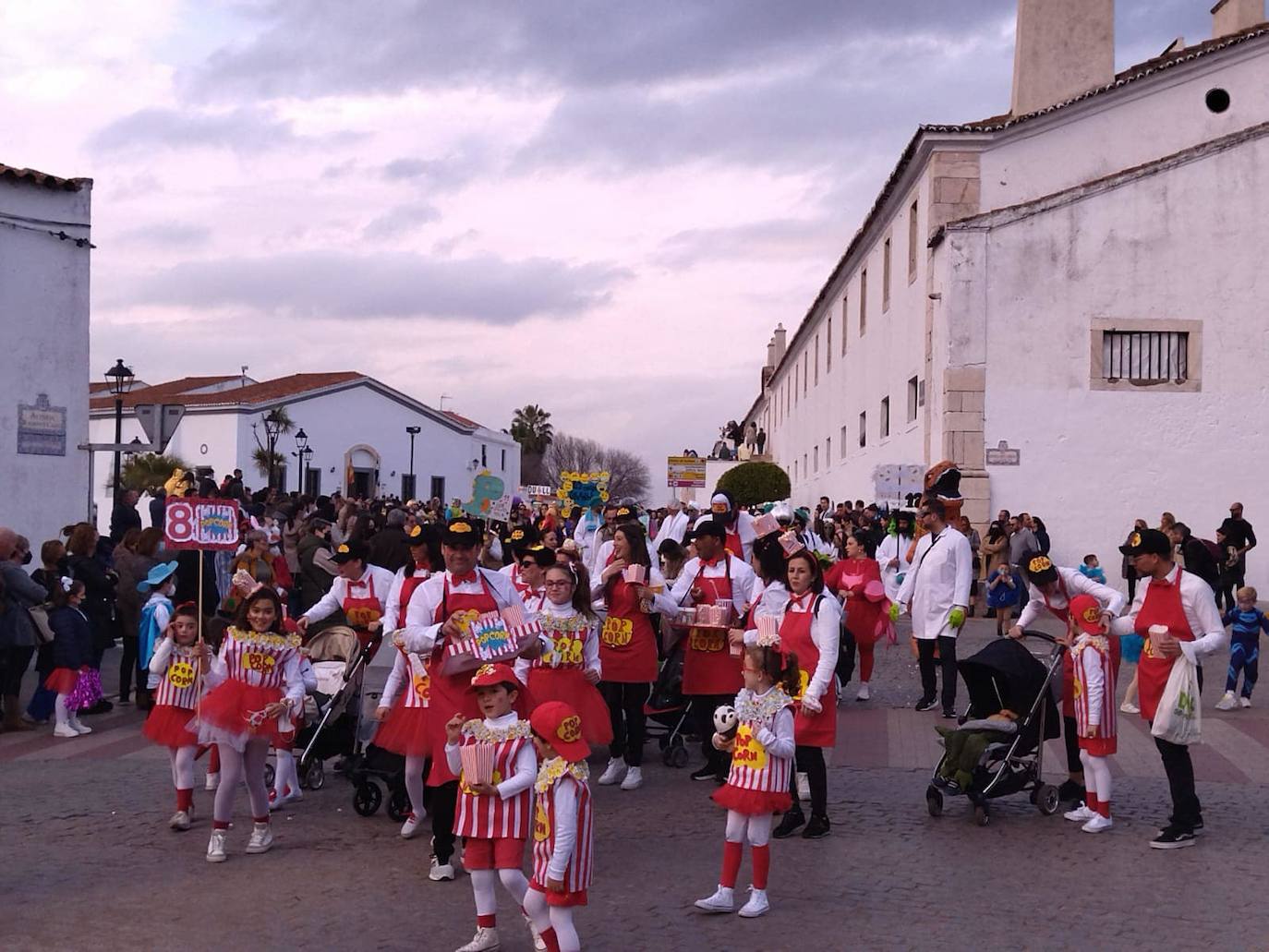 El desfile de adultos del segundo día fue multitudinario, tanto en participantes como en público. 