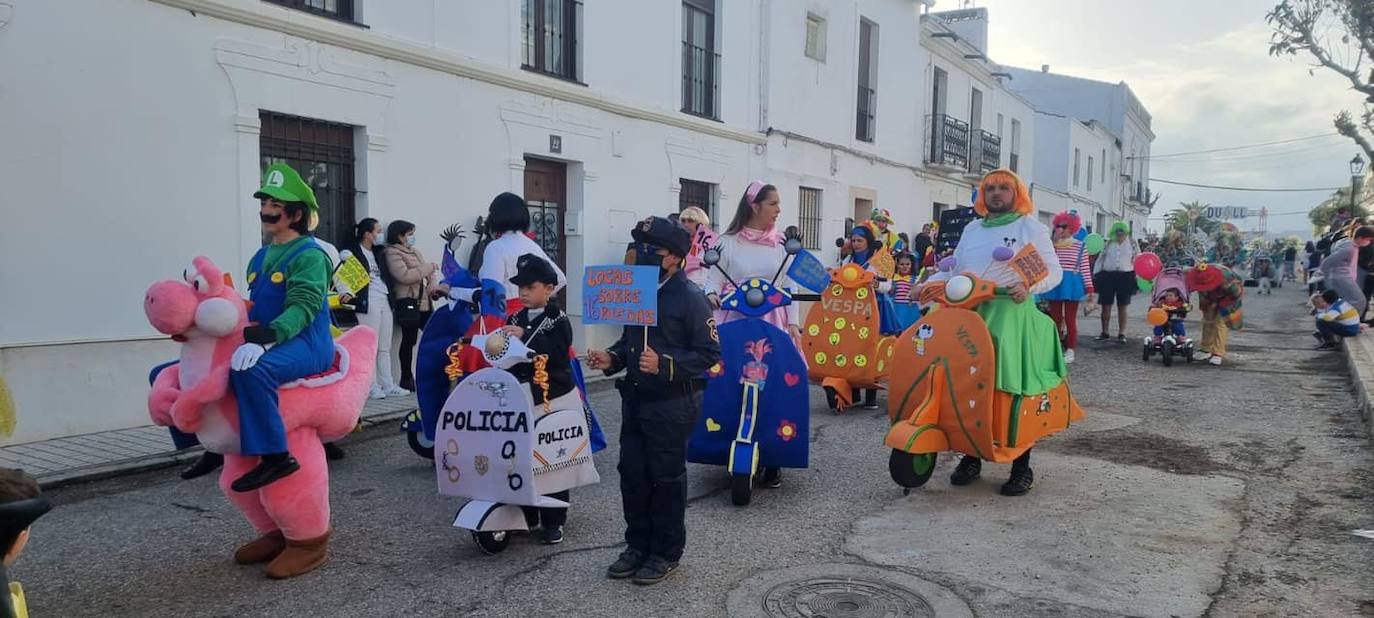El desfile de adultos del segundo día fue multitudinario, tanto en participantes como en público. 