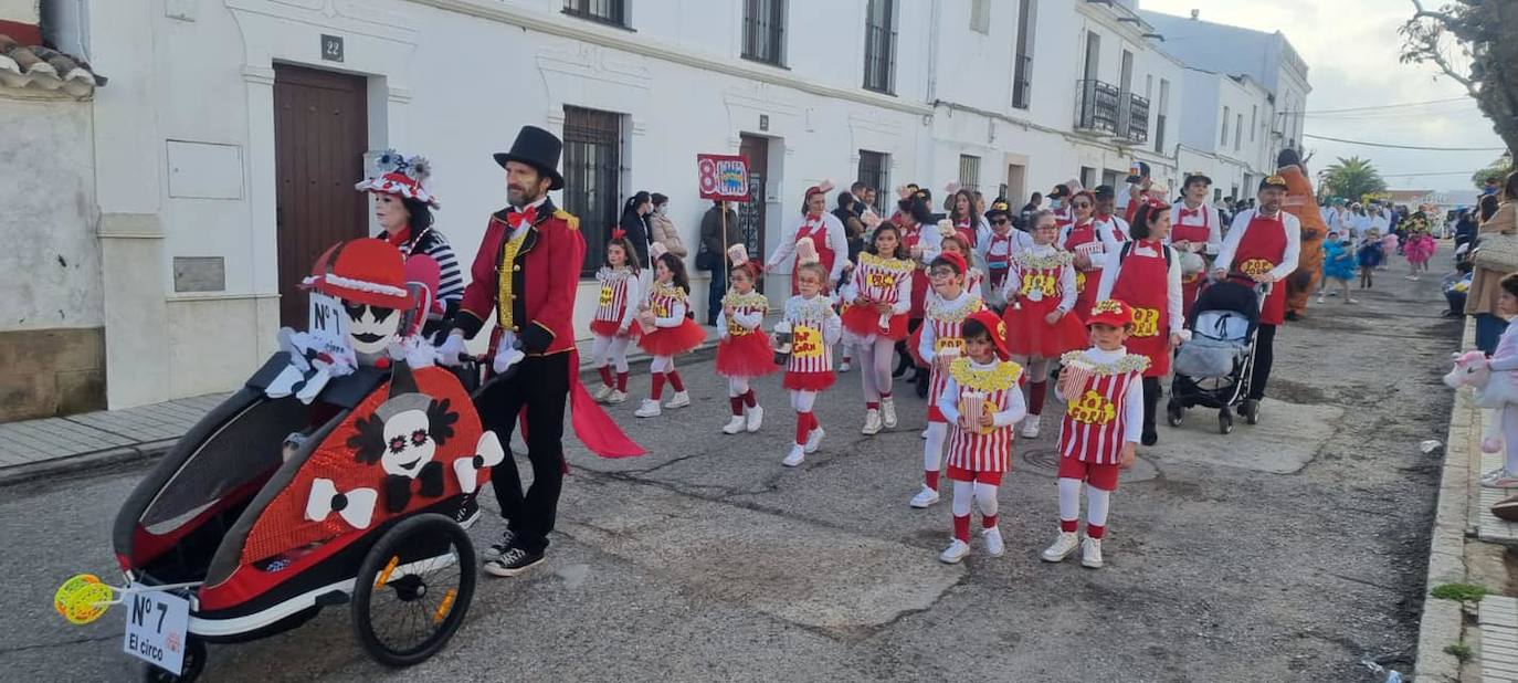 El desfile de adultos del segundo día fue multitudinario, tanto en participantes como en público. 