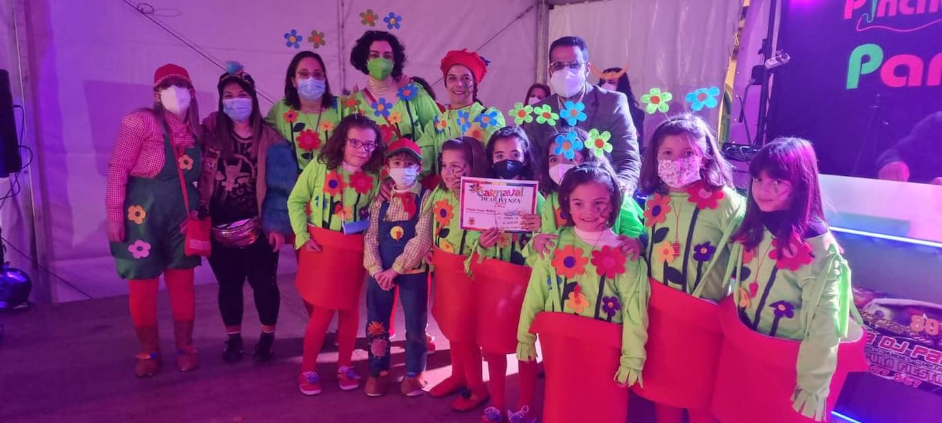 El desfile de adultos del segundo día fue multitudinario, tanto en participantes como en público. 