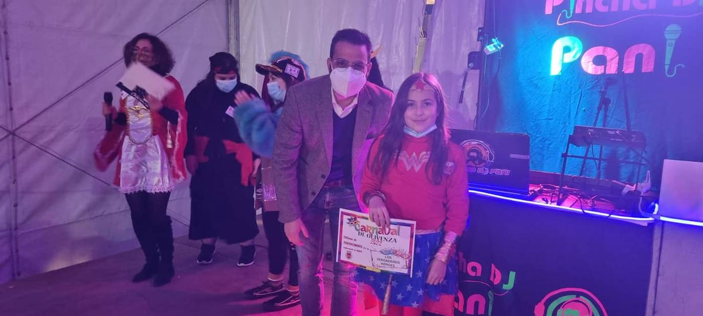 El desfile de adultos del segundo día fue multitudinario, tanto en participantes como en público. 