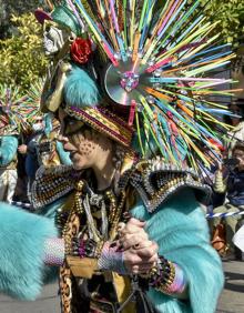 Imagen secundaria 2 - 'Donde Vamos La Liamos' fueron los encargados de abrir el desfile pacense este año. 