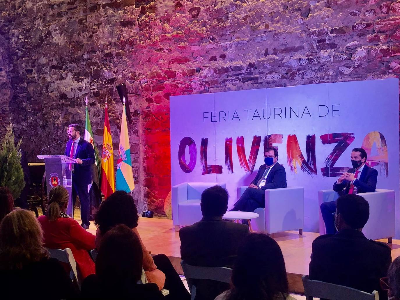 Imagen secundaria 1 - Arriba, afluencia de público en la inauguración de la feria en el patio de armas del castillo. Abajo, a la izquierda, el alcalde durante su intervención. A la derecha, la cantaora Celia Romero. 