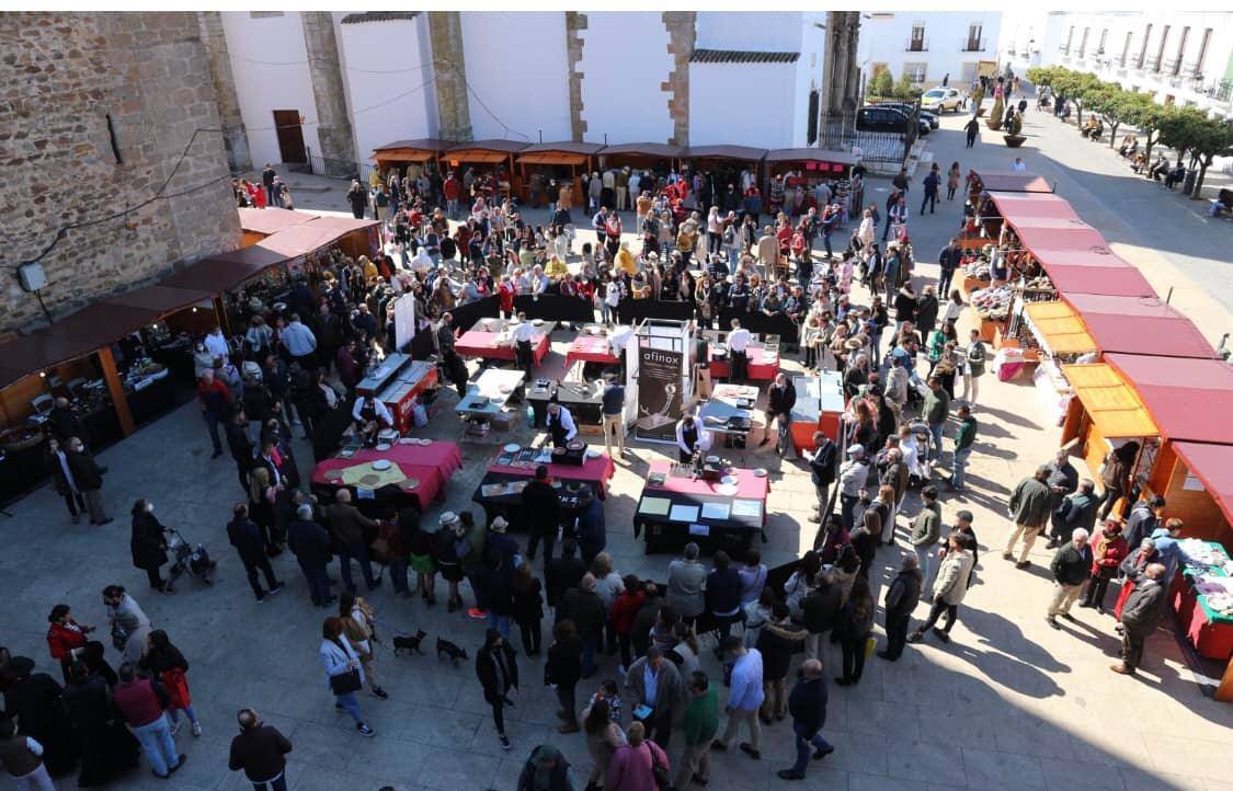 Imagen secundaria 1 - Arriba, momento de la actuación del grupo 'Aire Flamenco', de San Benito de la Contienda. Abajo, público congregado en torno a las mesas del corte de jamón, y ganador del certamen. 