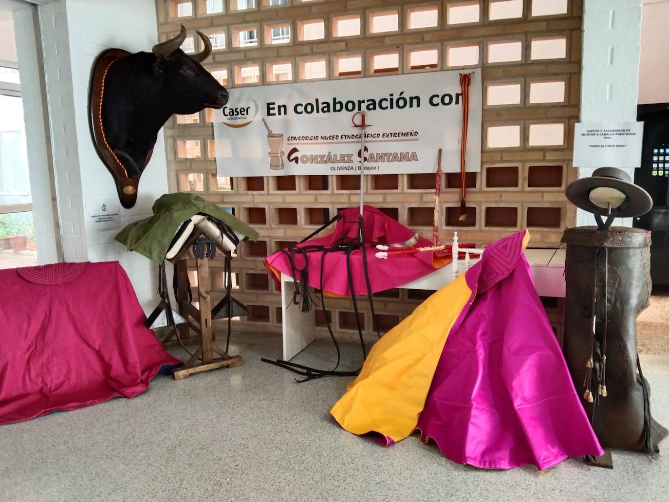 Exposición de piezas relacionadas con el mundo de la tauromaquia en Caser Residencial Olivenza. 