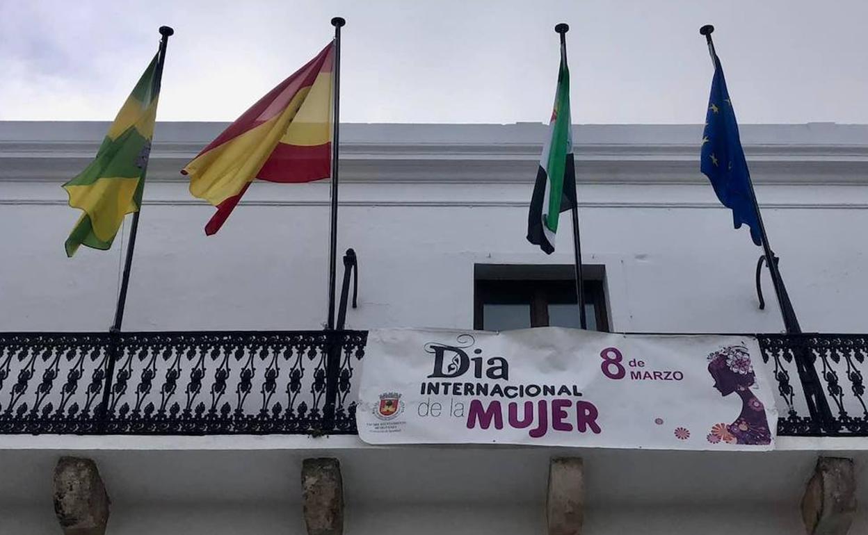 Balcón del Ayuntamiento de Olivenza, con la pancarta del Día Internacional de la Mujer. 