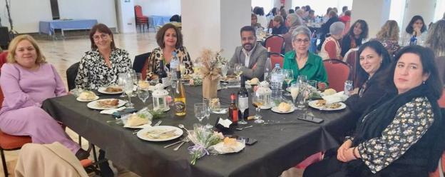 El alcalde de Olivenza, junto a concejalas de la corporación y la directora general del IMEX. 