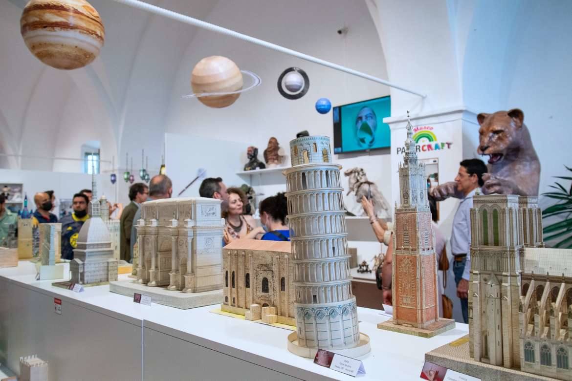 Imagen principal - Arriba, algunas de las obras del Museo Papercraft; abajo, autoridades contemplando un panel del Museo de la Ciudad, y Guillermo Fernández Vira con Guillermo Rebollo Mira. 