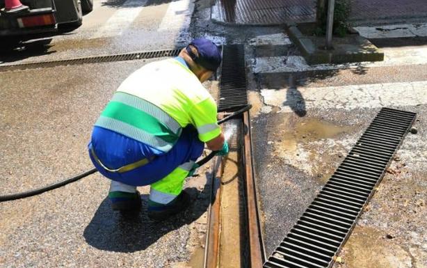 Un trabajador de Aqualia realiza una limpieza de imbornales Olivenza. 