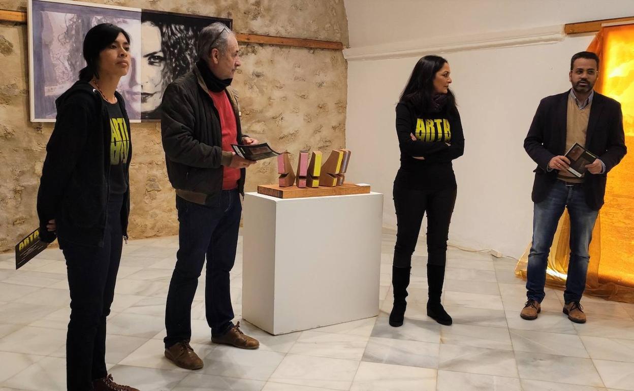 Momento de la inauguración con las artistas de la muestra.