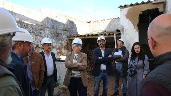 La consejera Leire Iglesias pone en valor el programa Rehabita en su visita a Olivenza
