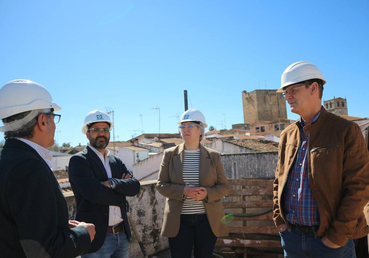 La consejera Leire Iglesias pone en valor el programa Rehabita en su visita a Olivenza
