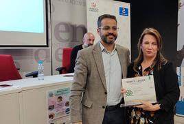 El regidor oliventino con la ganadora del premio LEADER Manuela Díaz.