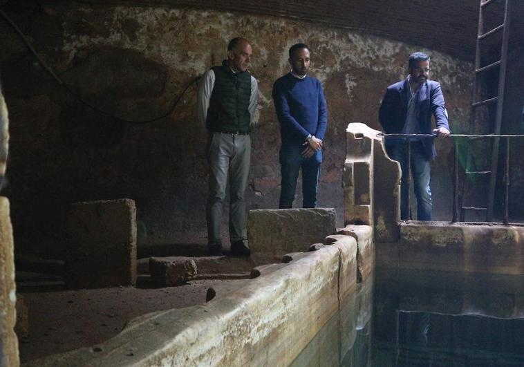 El secretario general, el director de las obras y el rgidor oliventino visitaron la Fuente.