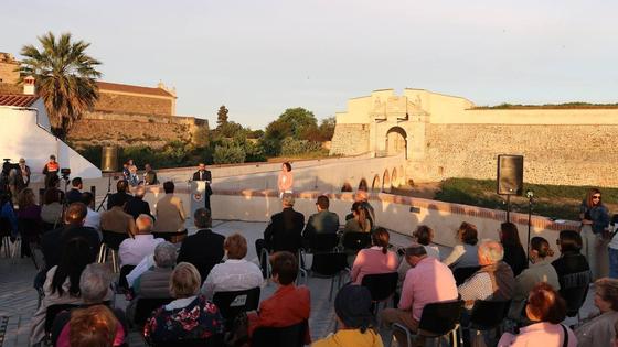 Vecinos y visitantes disfrutan de la restaurada Puerta del Calvario