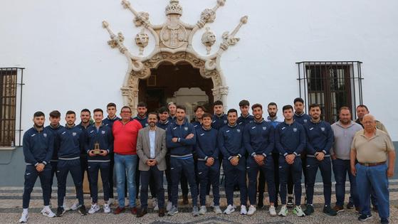 El equipo Olivenza F.C ha sido recibido en el Ayuntamiento por el regidor