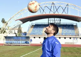 Emilio Tienza, entrenador del Olivenza, en una sesión de entrenamiento.