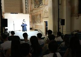 La actriz en un momento de la obra.