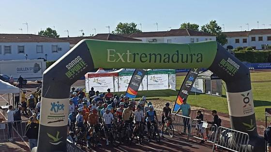 Un centenar de ciclistas de toda España participaron en la I Vila Gravel Race Olivenza