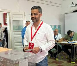 González Andrade ejerciendo el voto.