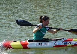 Inés en una de las pruebas de paracanoeen las que compite
