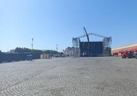 Montaje del escenario principal del festival.