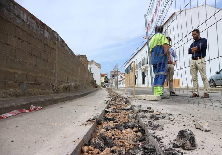 Se acometen obras de mejora del abastecimiento en la C/ Olivo de San Benito de la Contienda